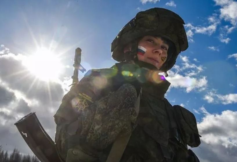 Kayıp askerlerin yerini doldurmak istiyor! Rusya kadınları silah altına alıyor