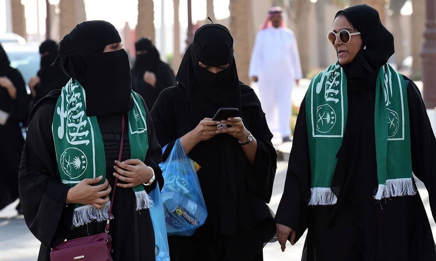 Suudi Arabistan’dan flaş karar! Kız öğrencilere çarşaf yasağı!