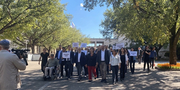 HDP’li vekiller PKK elebaşısı Öcalan için oturma eylemine başladı!