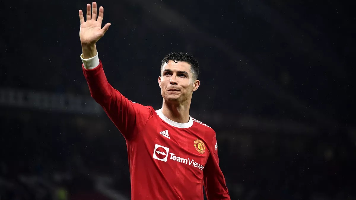 Ronaldo imzayı attı! “Eşsiz bir oyuncuyum”