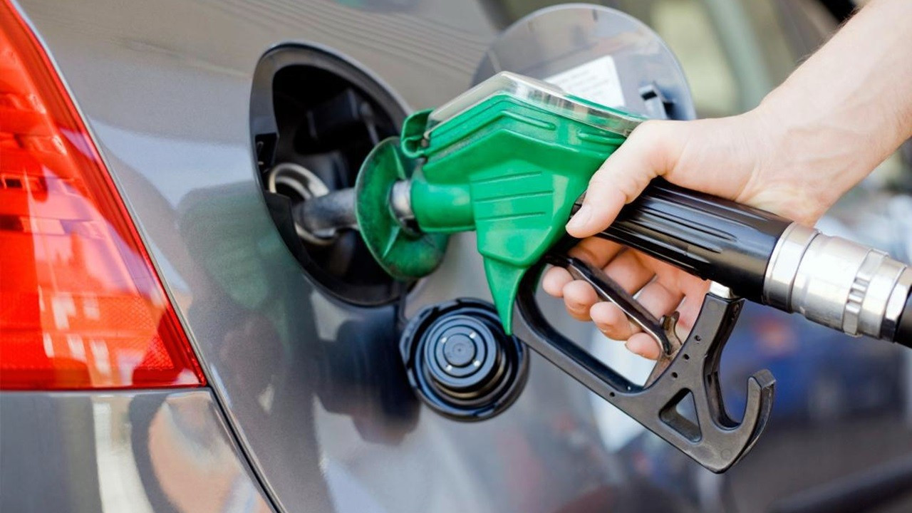 Motorinin ardından benzine de zam! Bu gece yarısından itibaren geçerli