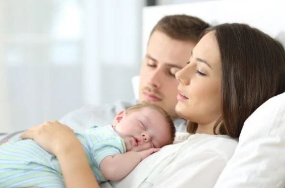 Bebeğin anne ve babasıyla birlikte uyuması doğru mu?