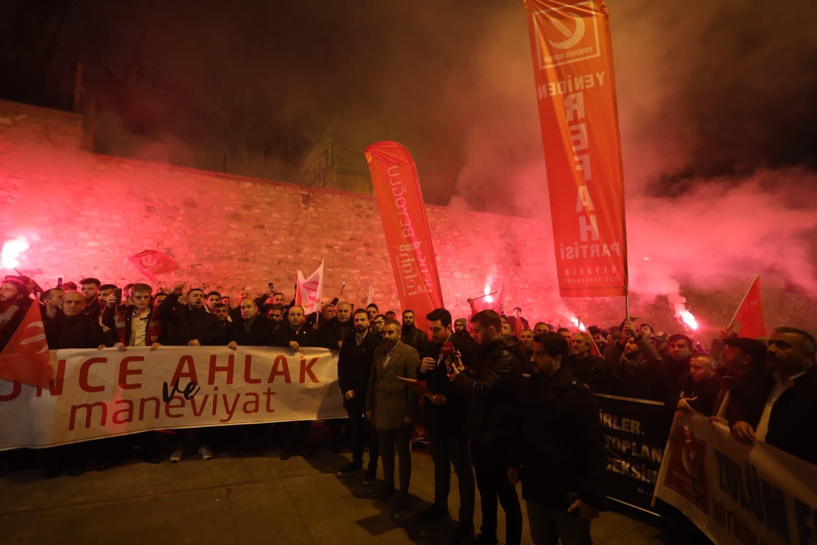 Yeniden Refahlı gençlerden İsveç protestosu!