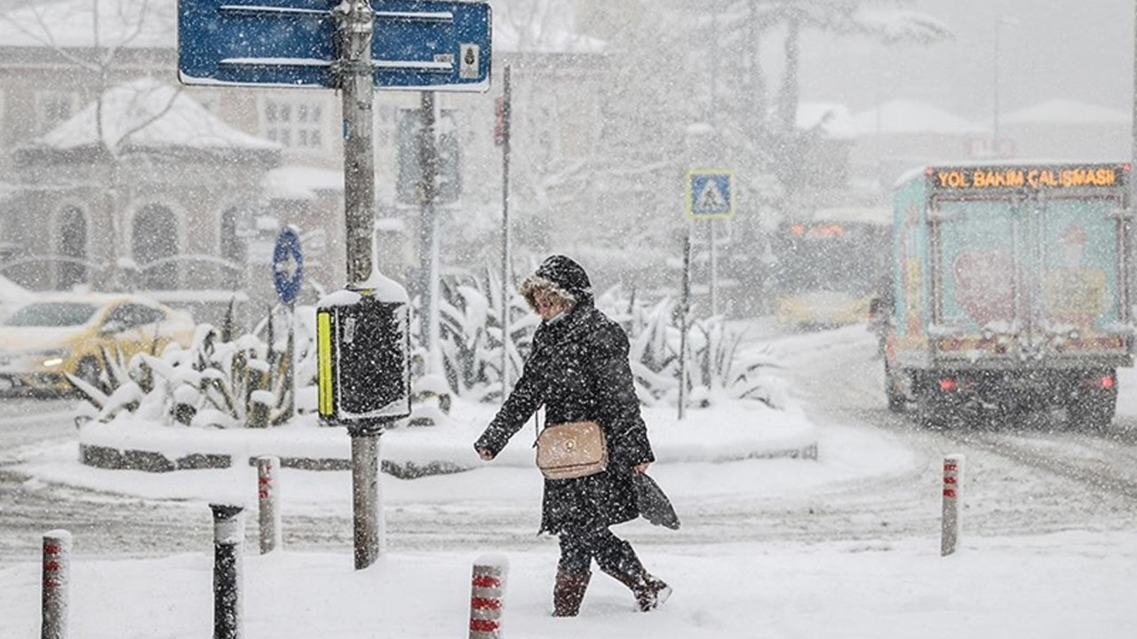 İstanbul’a yılın ilk karı düştü! Meteoroloji uyardı