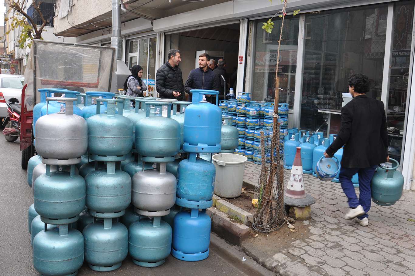 Asgari ücret işçinin cebine girmeden eridi! Mutfak tüpüne de zam..