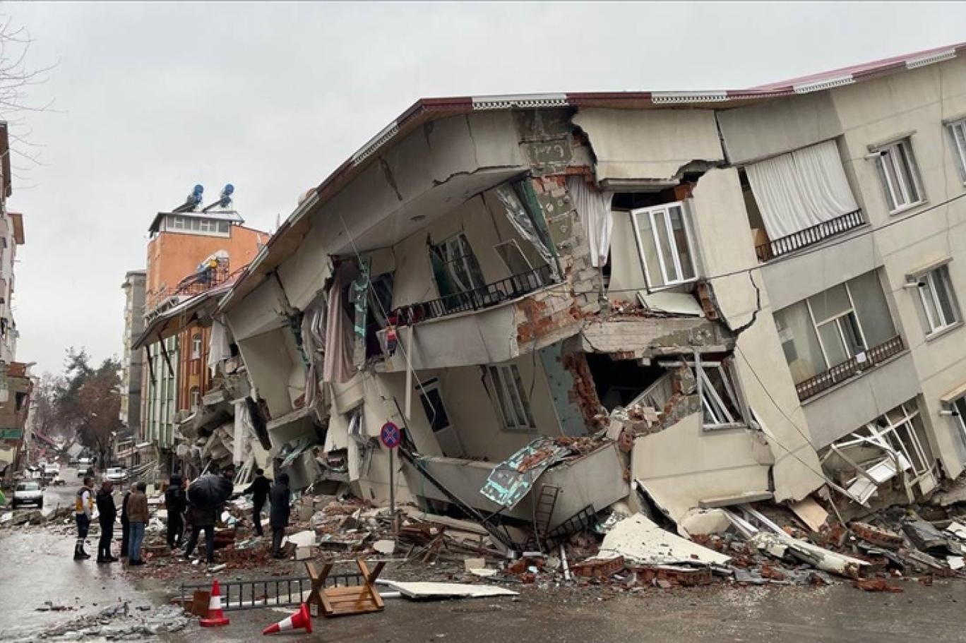 Malatya depreminde binaların yıkılma anı kamerada!
