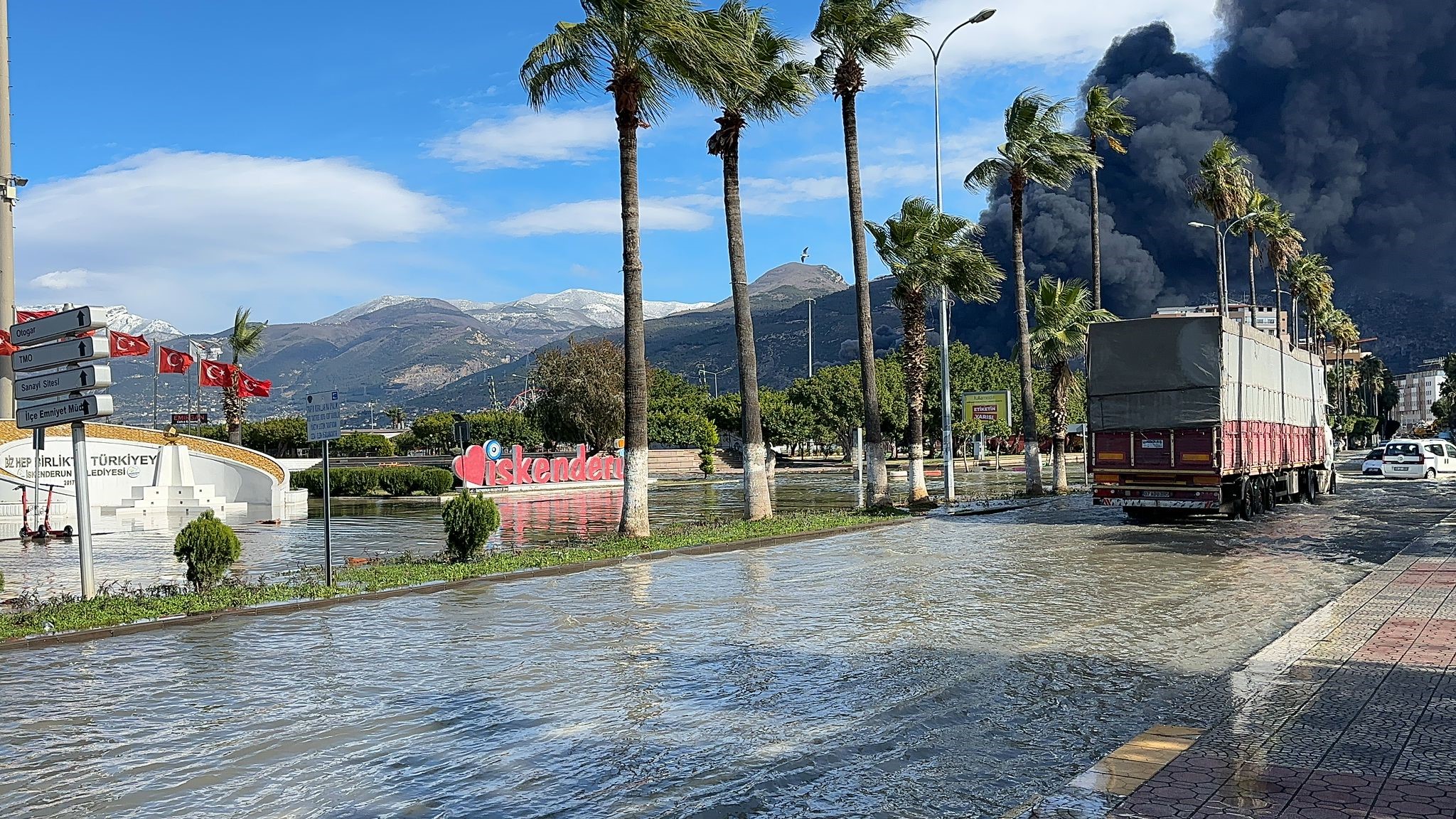 Deniz seviyesi taşan İskenderun’da ev ve iş yerleri boşaltıldı!