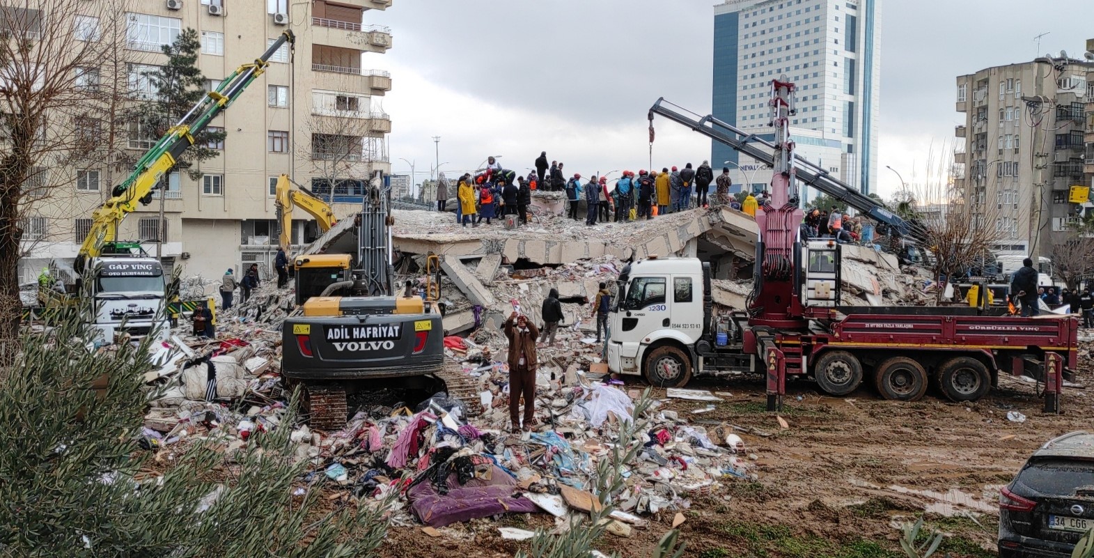 Yakalama kararı çıkarılan 2 müteahhit yaptıkları binanın enkazında kalarak can verdi