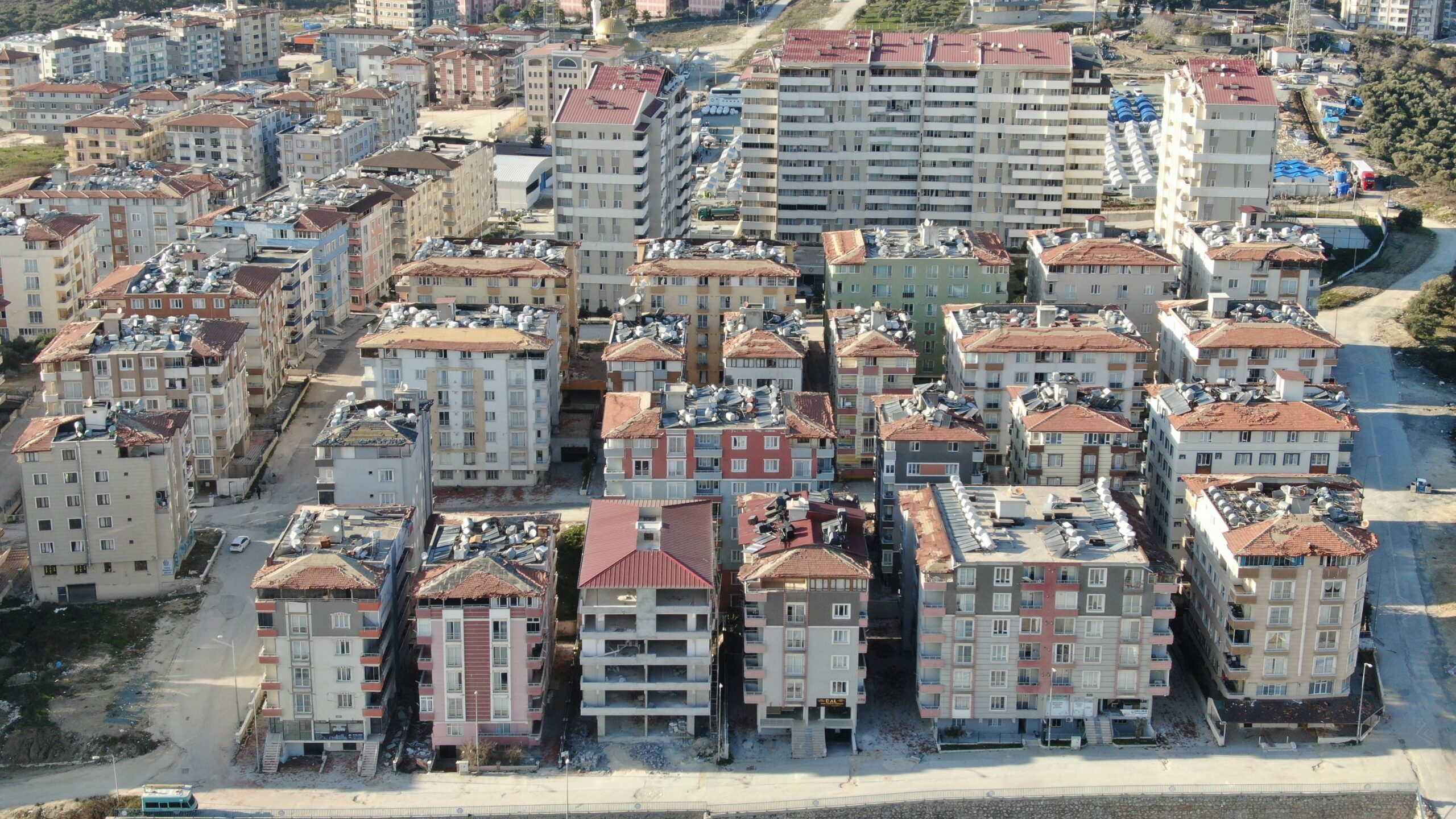 Hatay’da bir tek evin bile yıkılmadığı mahalle havadan görüntülendi!