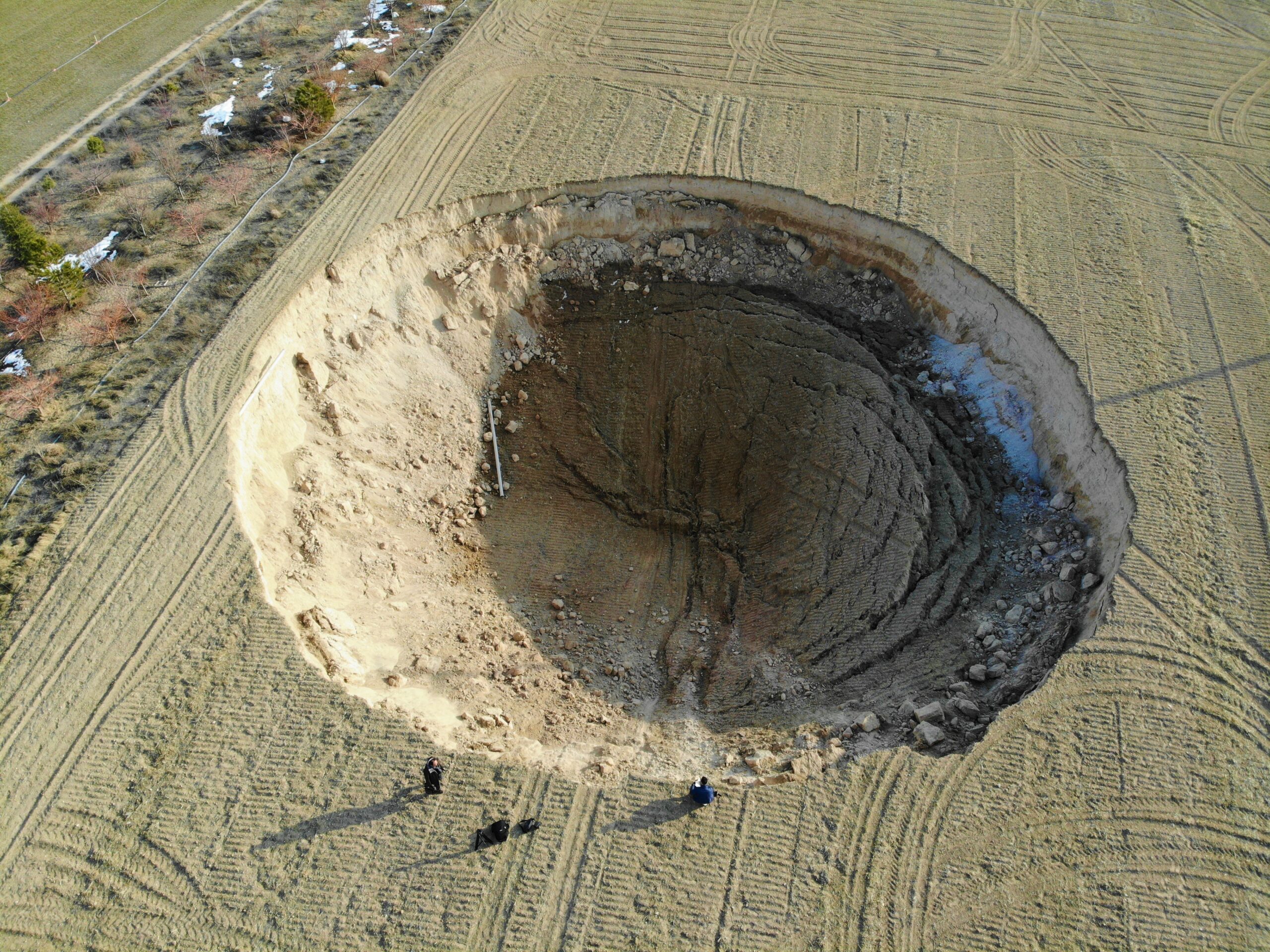 Konya’da iki fay arasında 37 metre obruk oluştu! Depremle mi alakalı?