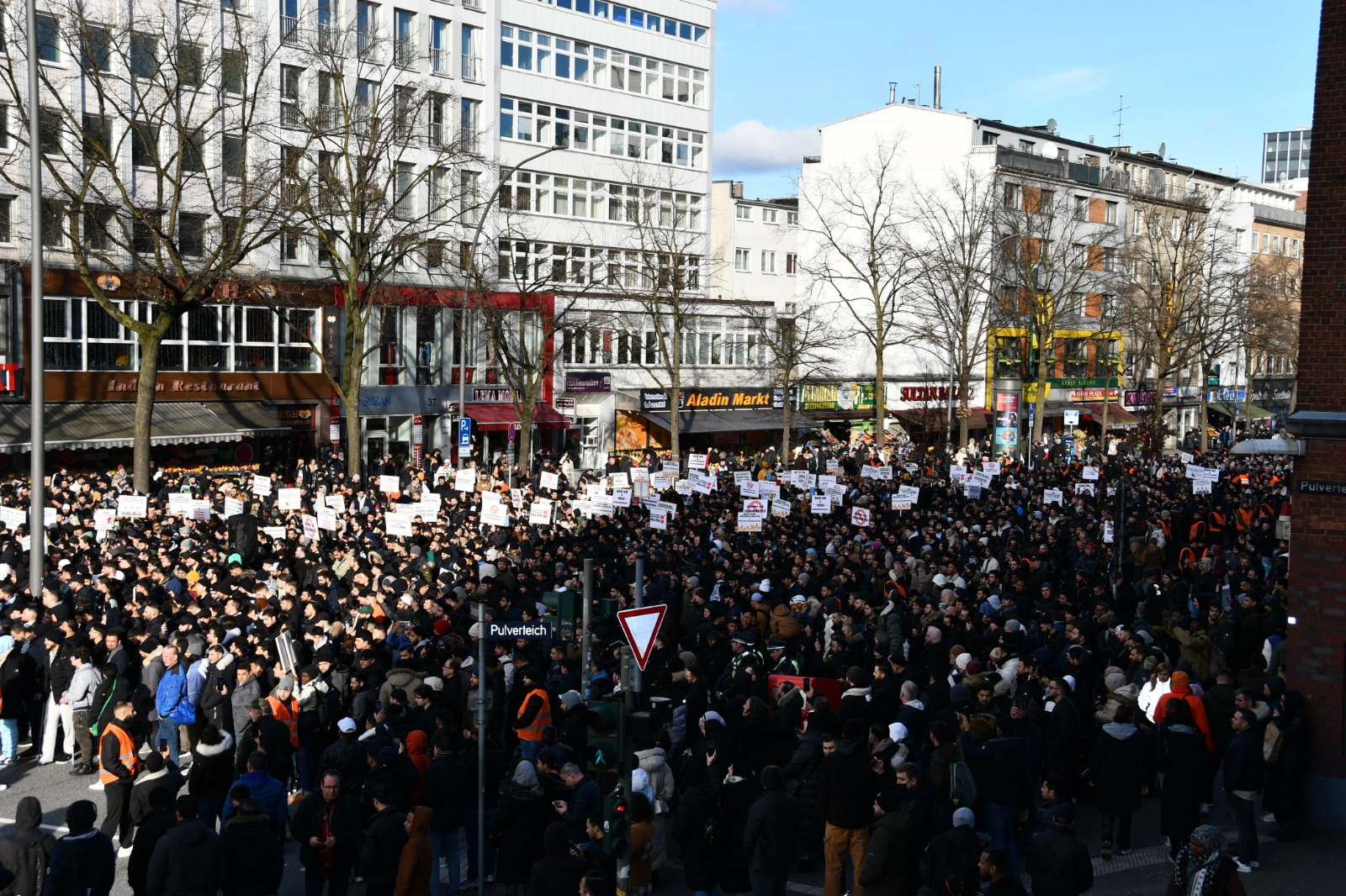 Paludan, Almanya’da binlerce Müslüman tarafından protesto edildi!