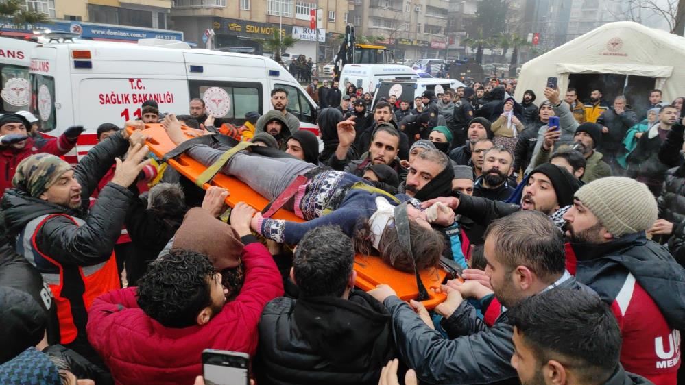 Cumhurbaşkanı Yardımcısı Oktay, 7.4 şiddetindeki depremin acı bilançosunu açıkladı