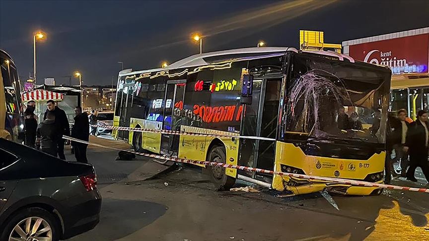 İstanbul’da İETT kazası! Dehşete düşüren kaza anı…