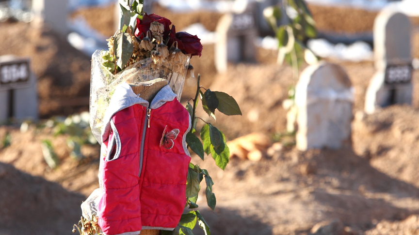 Depremde vefat edenlerin mezar taşlarında yürekleri dağlayan görüntü