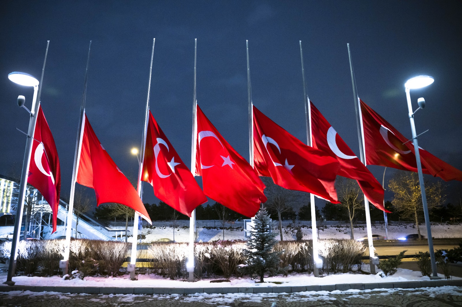 Bayraklar yarıya indi, milli yas ilan edildi!