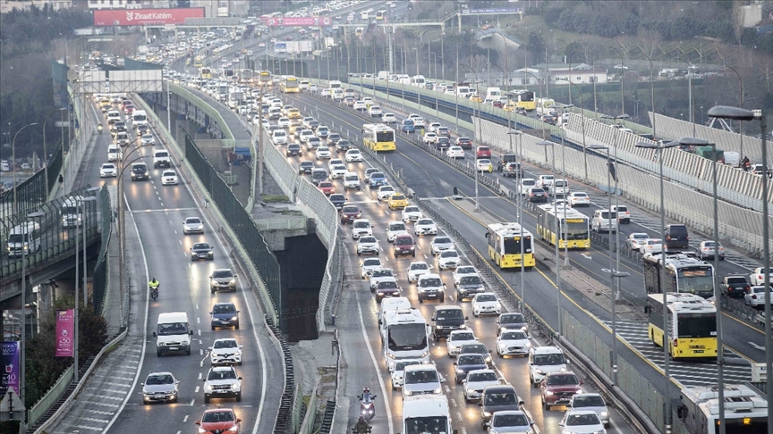 İki ayrı noktada yaşanan yol verme kavgası kamerada!