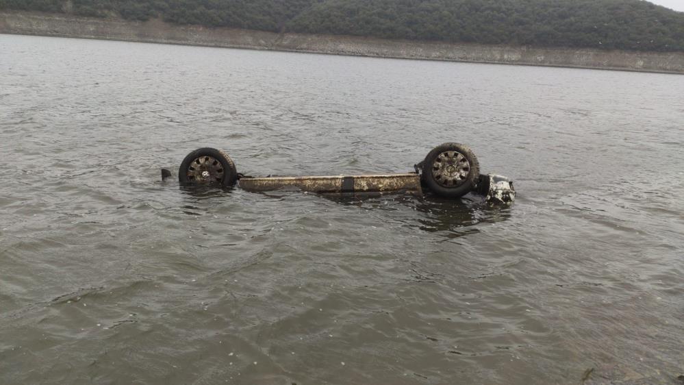 Suyu çekilen barajdan paslanmış iki otomobil çıktı!