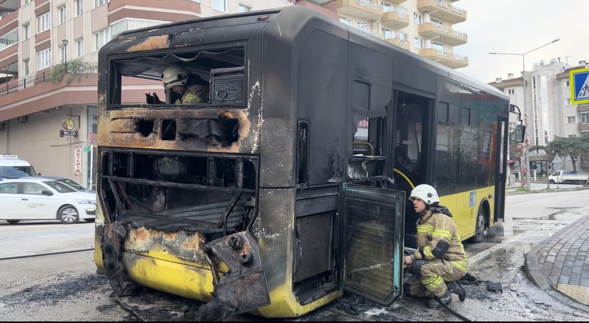 Halk otobüsü alev alev yandı