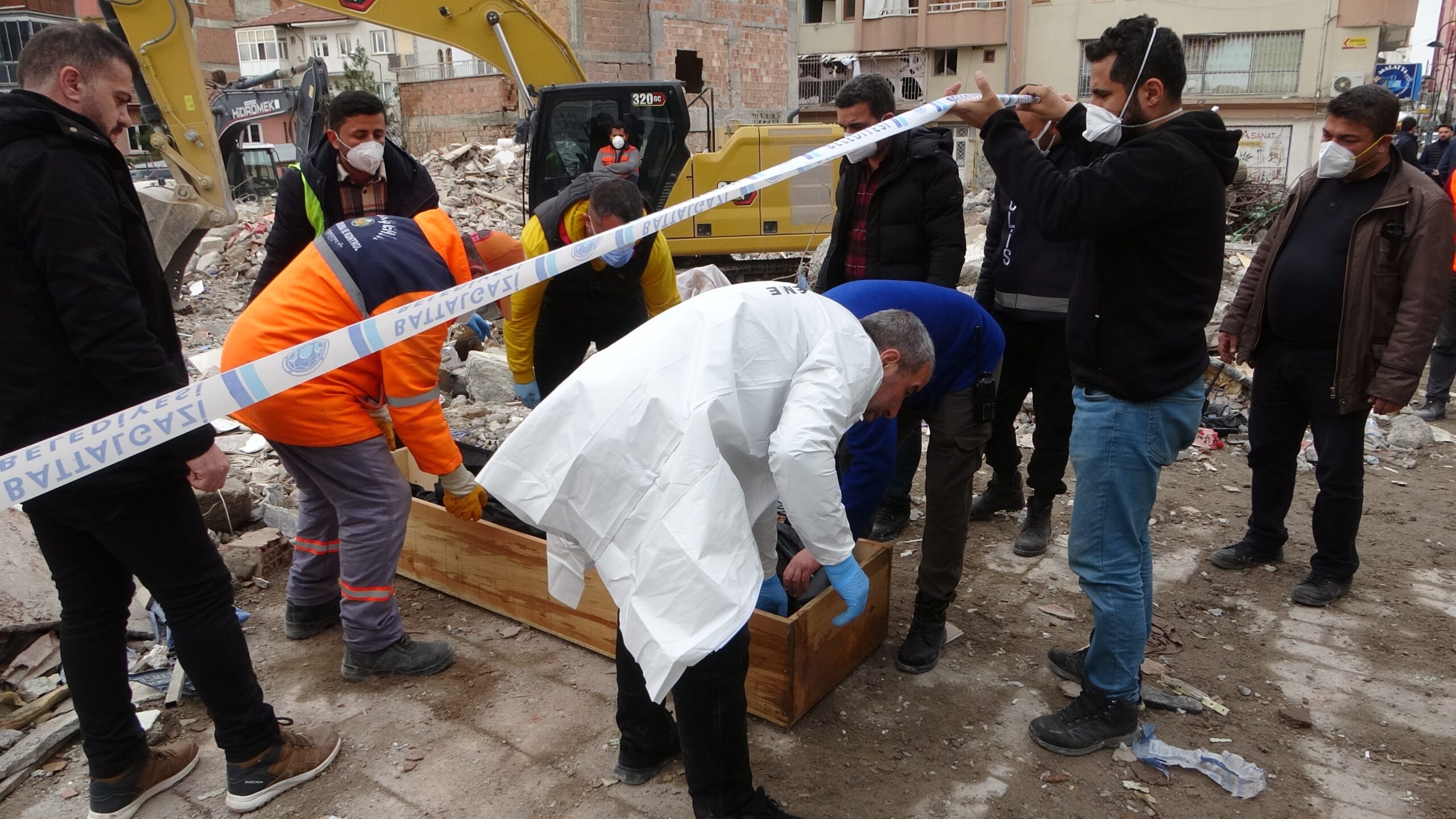 Deprem enkazında erkek cesedi bulundu