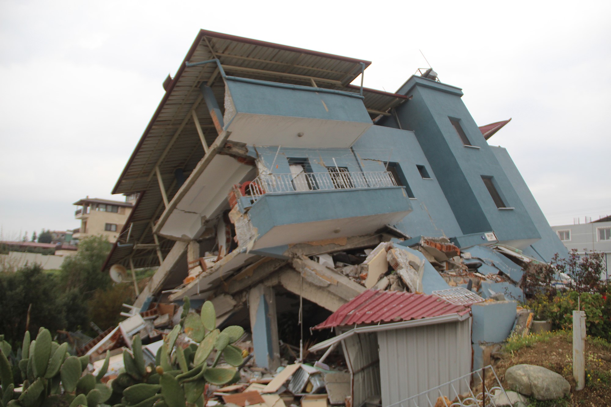Deprem bölgesi Hatay’da bina çöktü!