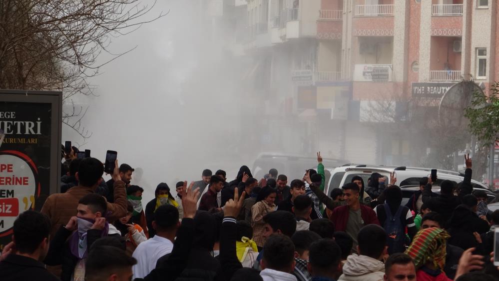 Bu görüntüyü iyi izle Akşener! Nevruz kutlamasında PKK paçavrası açan HDP’li grup polisi taşladı!