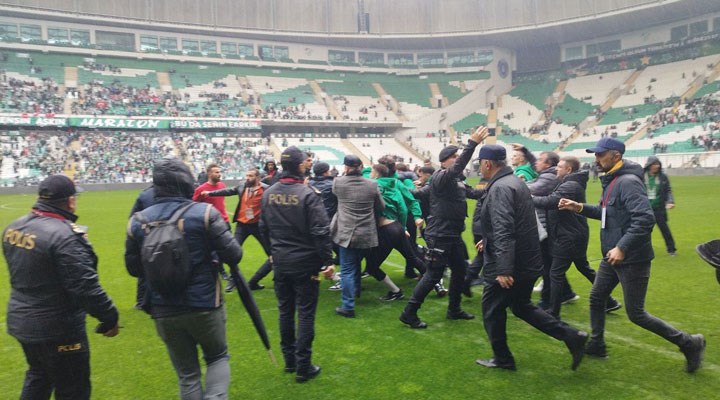 Amedspor-Bursaspor maçında saha savaş alanına döndü!