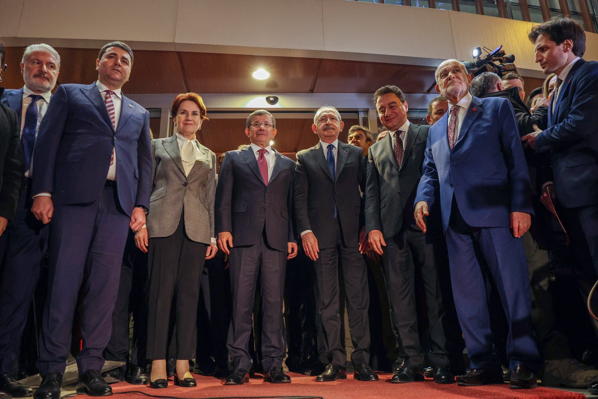 Karamollaoğlu, Akşener’i kapıda karşıladı!