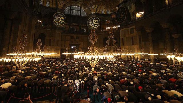 İslam alemi Ramazan coşkusu yaşıyor! İlk Teravih namazı bugün kılındı