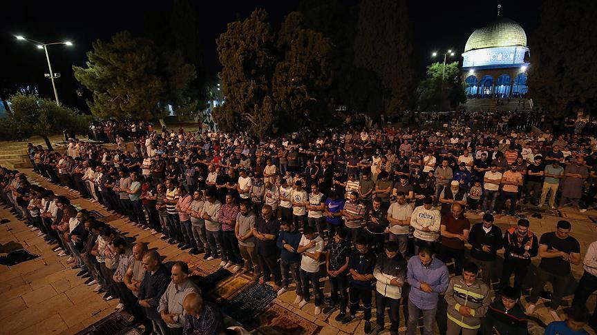 Filistinli Müslümanlar ilk teravih namazında Mescid-i Aksa’ya akın etti!