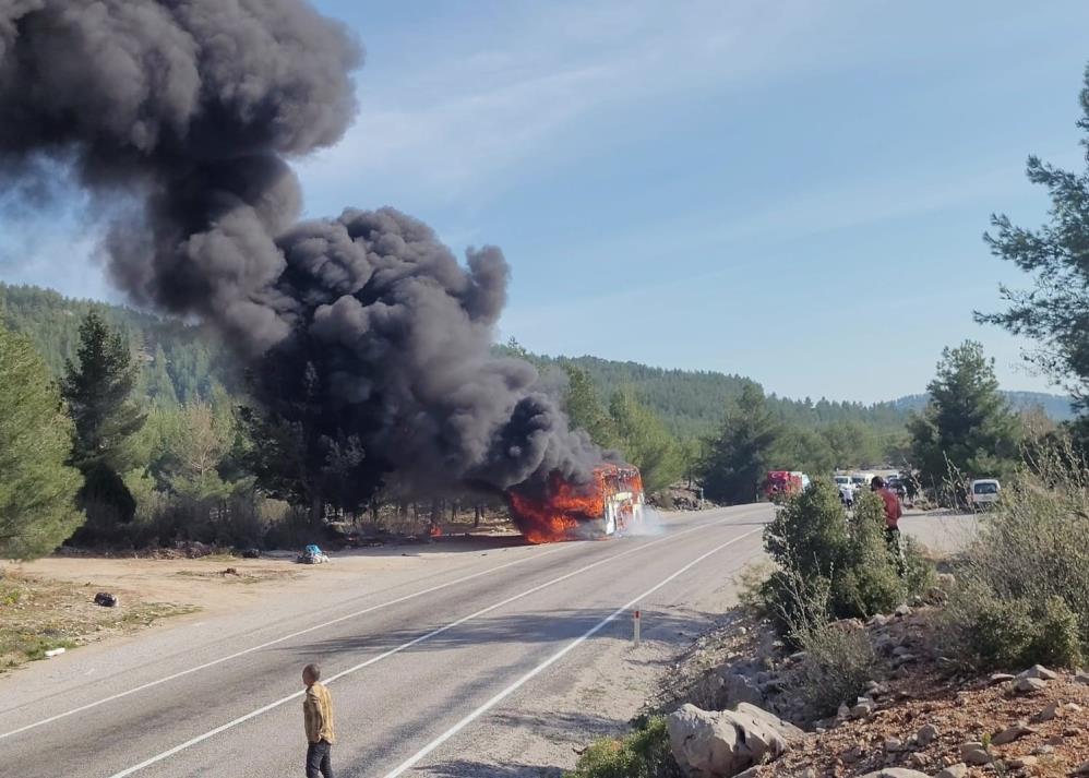 Seyir halindeyken yanan yolcu otobüsünde korku dolu anlar!