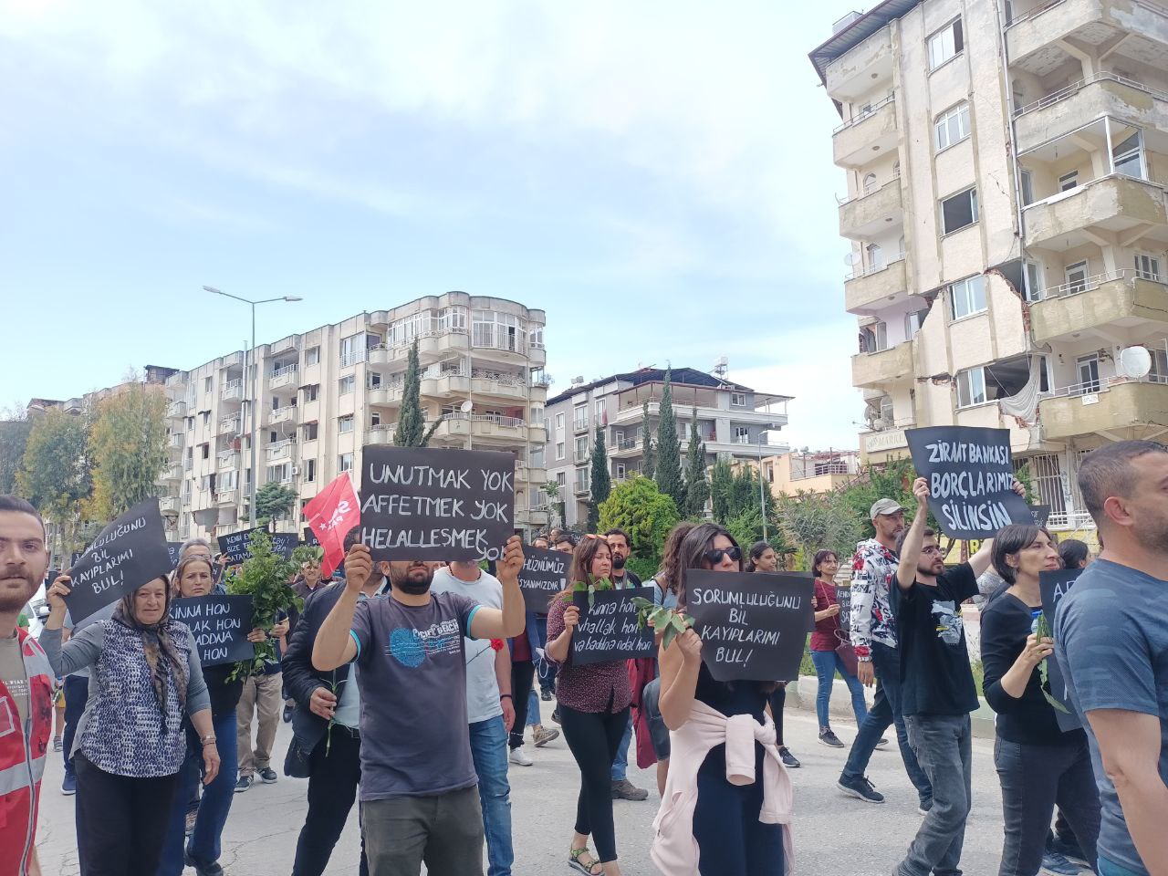 Depremi siyasete alet etmekten bıkmadılar!