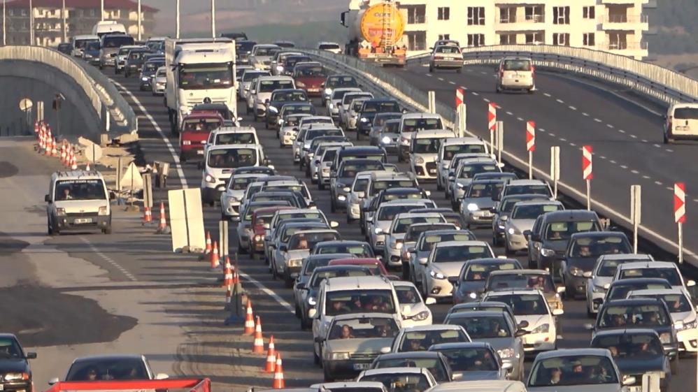 Bayram dönüşü trafiği! 43 ilin geçiş güzergahı kilitlendi