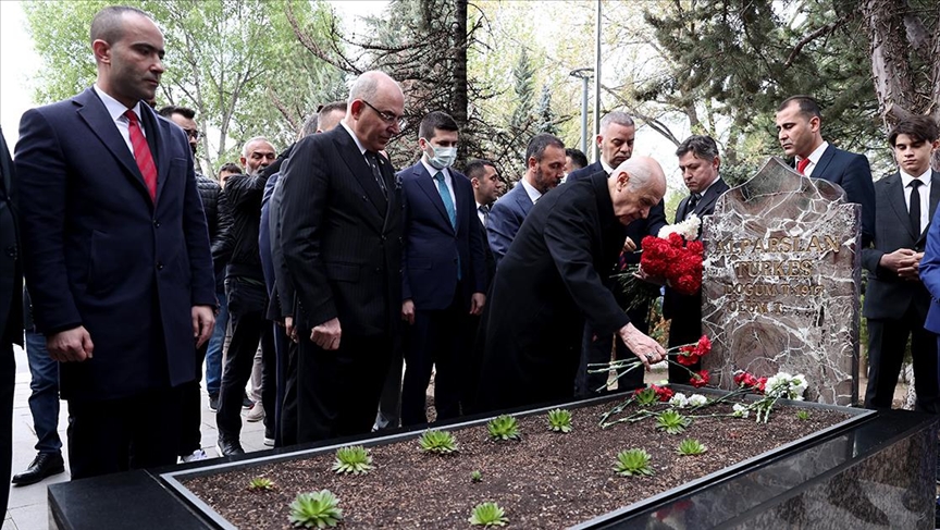 Devlet Bahçeli merhum Türkeş’in kabrini ziyaret etti!