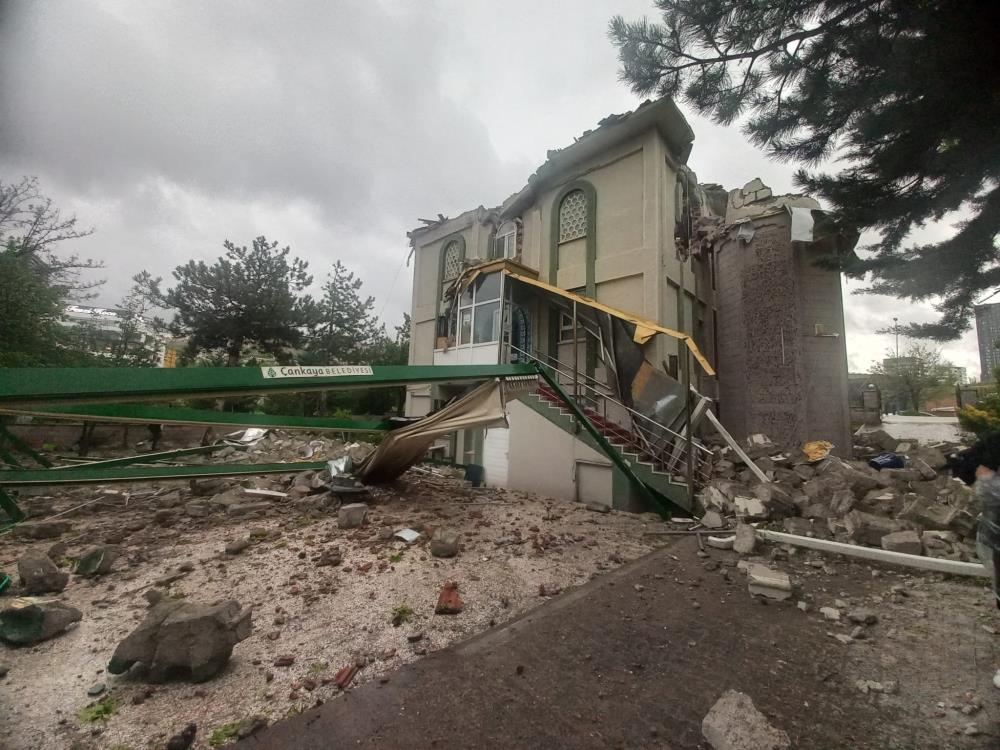 Ankara’da fırtına iki caminin minaresini yıktı!