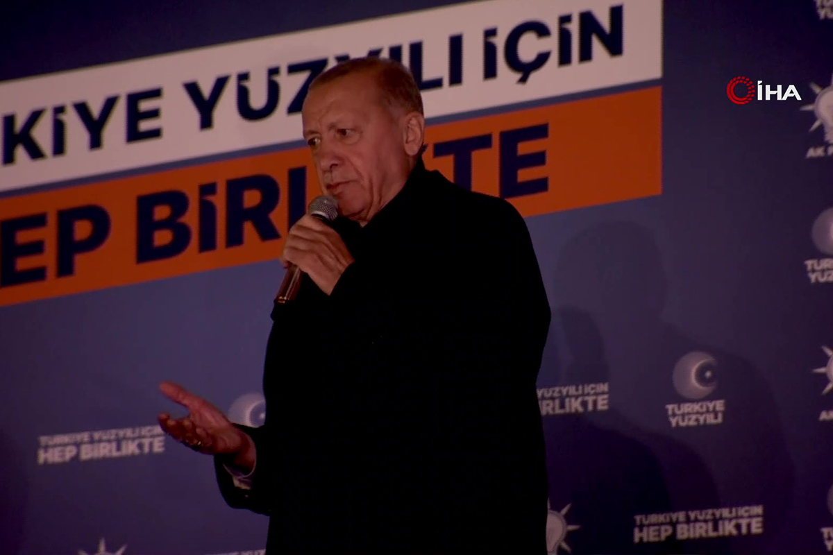 Cumhurbaşkanı Erdoğan’dan balkon konuşması!