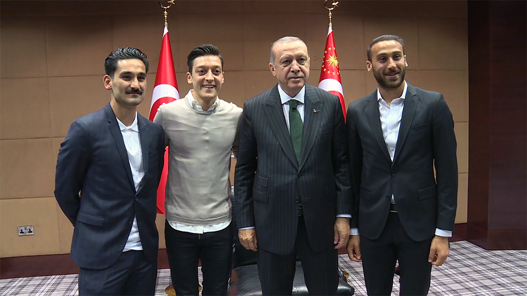 İşte iki yüzlü muhalefet! Mesut Özil Erdoğan’ı destekleyince hedefe kondu