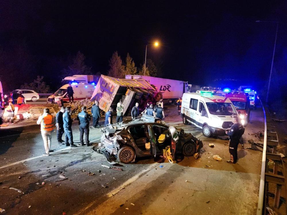 Adana’da can pazarı! Katliam gibi kazaya 13 araç karıştı