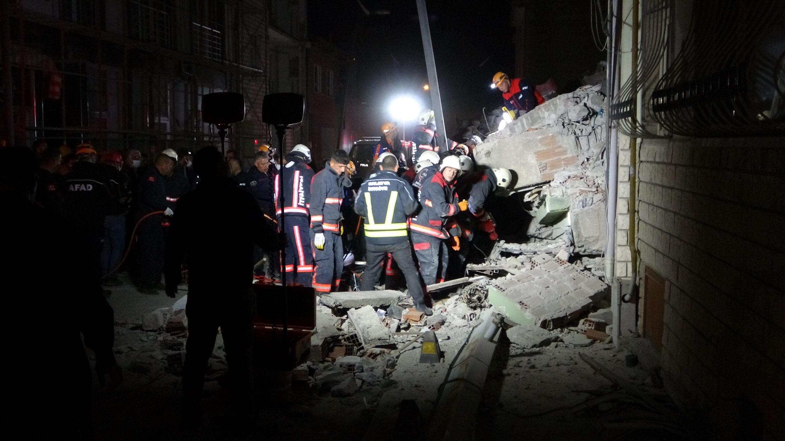 Depremde ağır hasar alan Malatya’daki bina çöktü! 1 kişi hayatını kaybetti