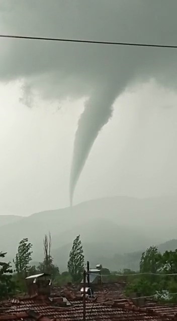 Amasya’da oluşan hortum paniğe sebep oldu! İşte korku dolu o anlar