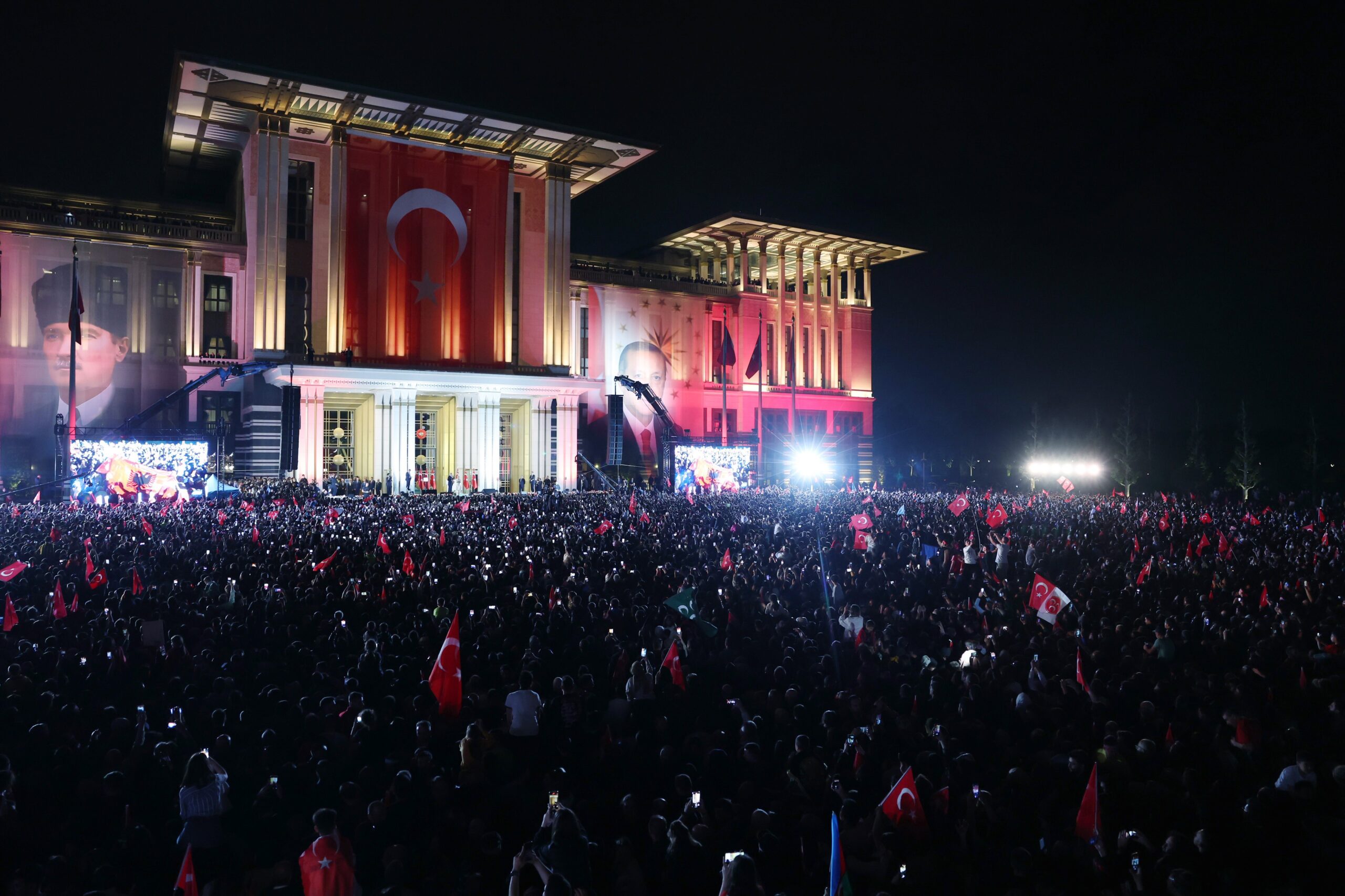 AK Partililer kutlama yaparken ağlayan kadının görüntüsü gündem oldu!