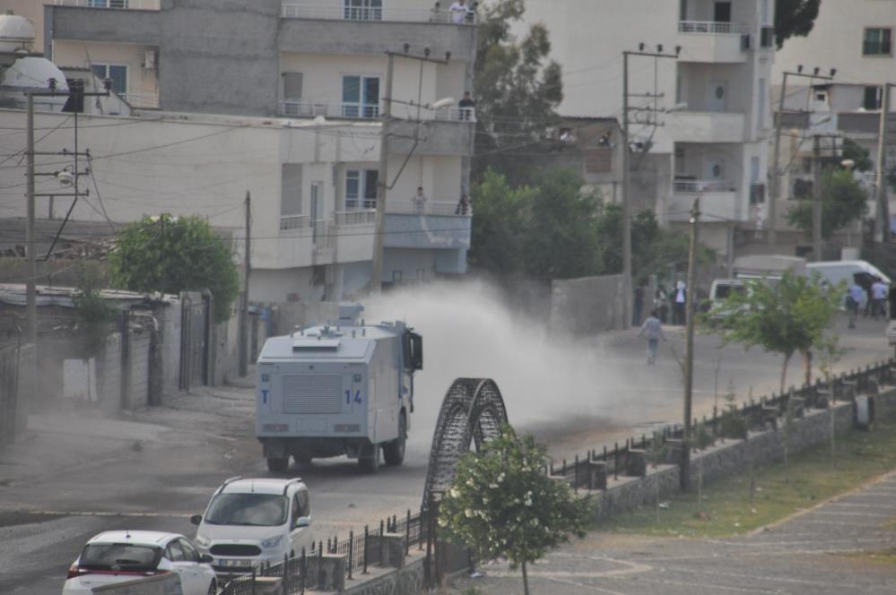 Provokasyonlara dikkat! HDP’liler Türkiye’nin her köşesinde polisi taşlıyor