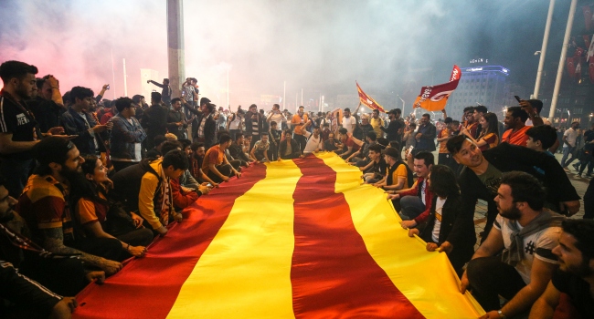 Taksim’de her yer sarı kırmızı oldu!