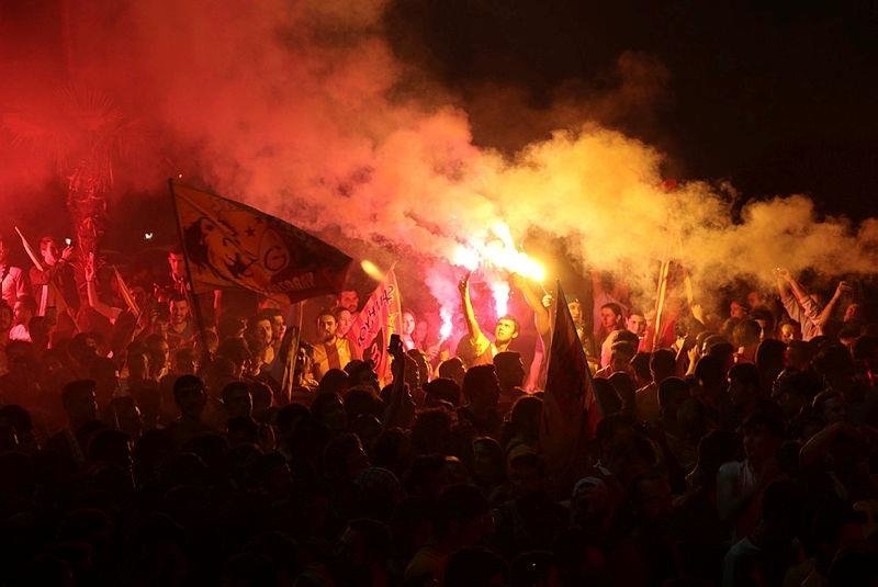 Çirkin eylem! Galatasaray’ın şampiyonluğunu kutlayan bir grup HÜDA PAR bayrağı yaktı!