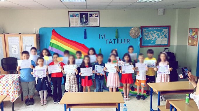 MEB’den o öğretmene soruşturma! LGBT paçavrasının arkada işi ne?