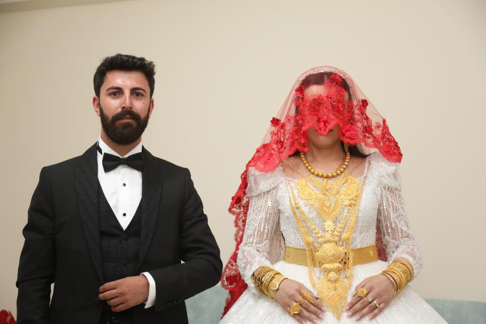 Aşiret düğününde gelinle damada servet taktılar!