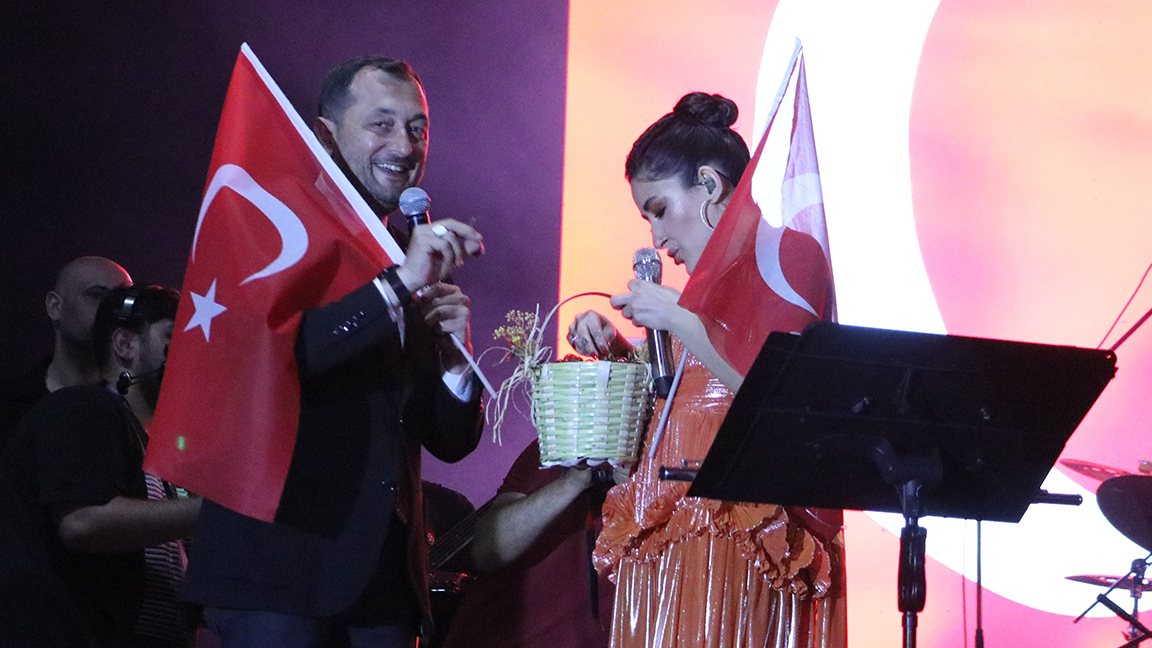 Melek Mosso’yu sahneye çıkarmıştı! AK Partili Süleymanpaşa Belediye Başkanı istifa etti…