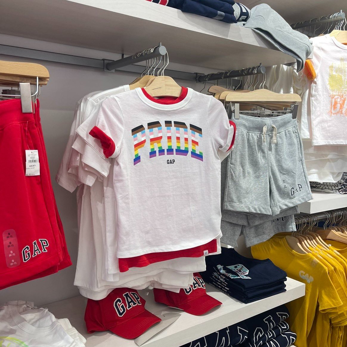 ABD’li giyim firması GAP’tan Türkiye’deki mağazalarında LGBT armalı tişört!