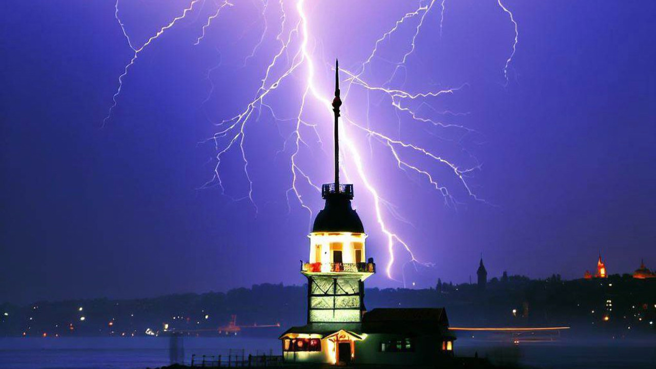 Meteoroloji uyarmıştı! İstanbul’da yağış öncesi şimşekler geceyi aydınlattı