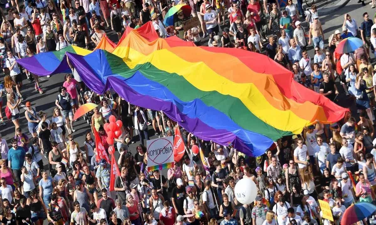 İzmir’de LGBT’li sapkınlara müdahale!