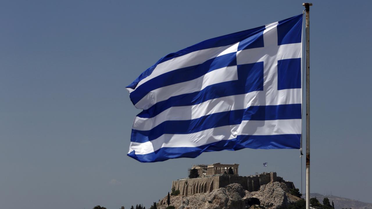 Hadsiz Yunan’dan Ayasofya Camisi önünde bayraklı provokasyon!